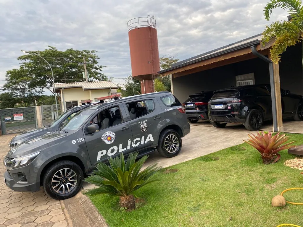 Carga de cerveja tomba na Rodovia João Beira, em Jaguariúna