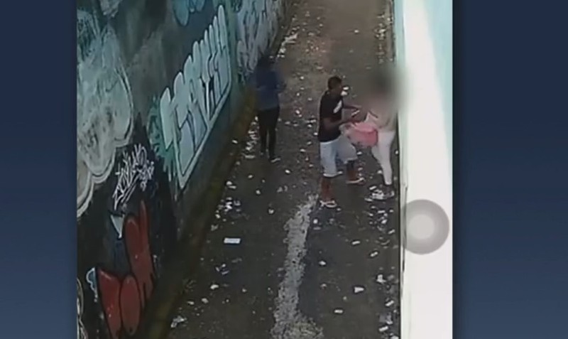 Mulher é agredida e arrastada por criminosos durante assalto em SP Reprodução