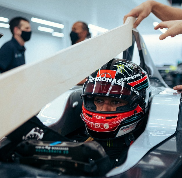 Lewis Hamilton e George Russell na fábrica da Mercedes Mercedes