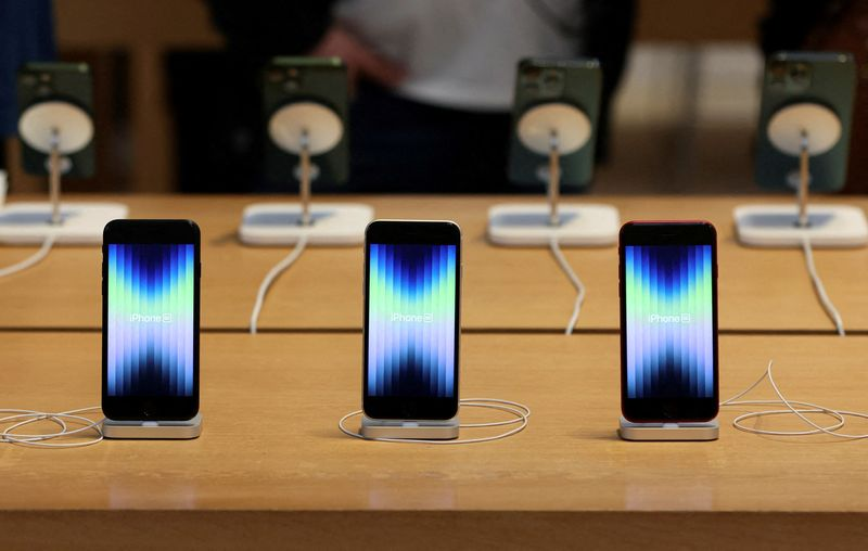 Governo pede processos contra Apple e Samsung por falta de carregadores