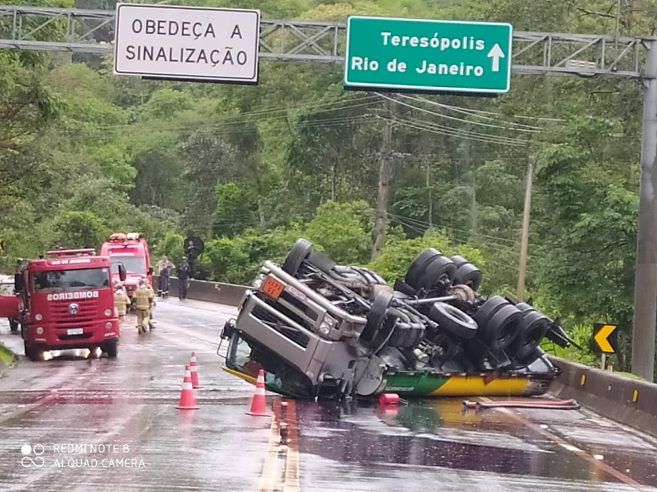 De acordo com o Corpo de Bombeiros, houve vazamento de óleo diesel na pista Reprodução 