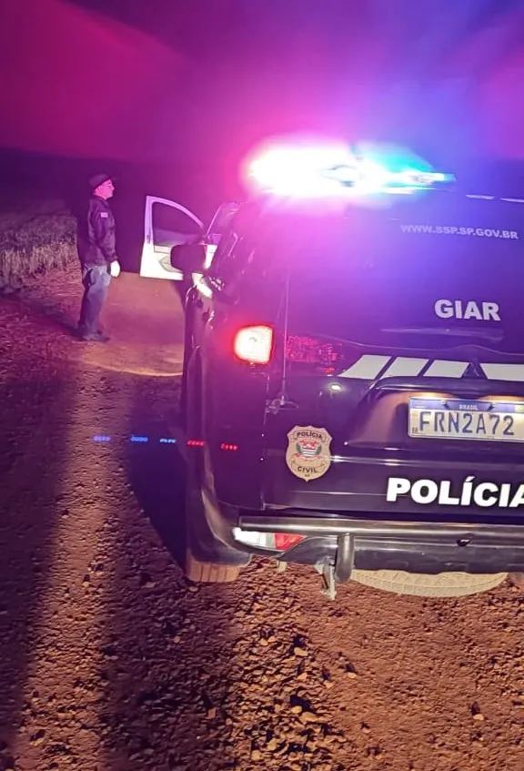 A vítima estava dentro de um carro parado na estrada