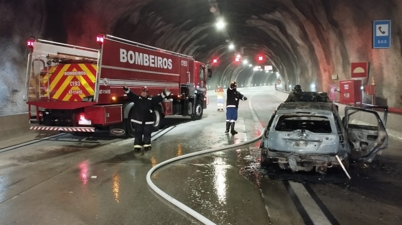 Carro pega fogo no túnel da Rodovia dos Tamoios Imagens: Corpo de Bombeiros