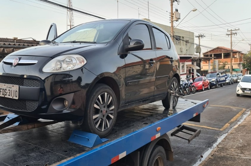 Havia cinco pessoas no carro, três foram presas e duas fugiram  Reprodução/PML