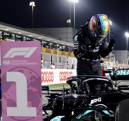 Hamilton revela ter enfrentado problemas estomacais e para dormir, mas celebra pole no Catar: “última volta foi linda”
