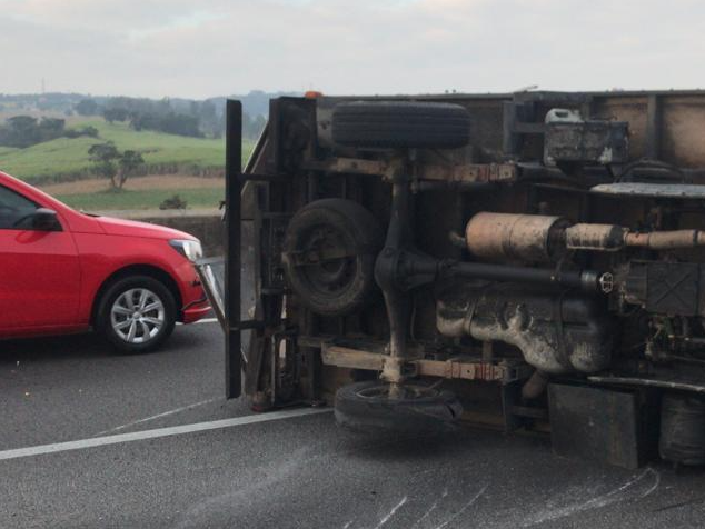 Segundo a CCR e a Polícia Rodoviária Federal, a faixa da direita e o acostamento precisaram ser interditados. Divulgação/Policia Rodoviária Federal