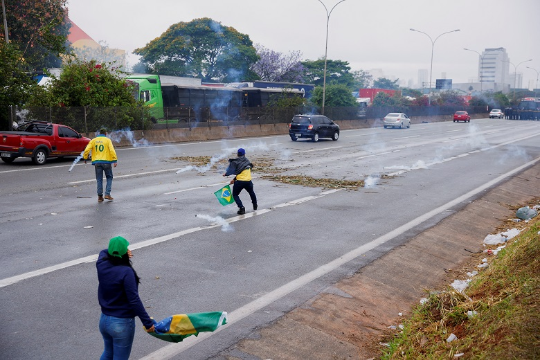 Apoiadores de Jair Bolsonaro lançam bombas de gás lacrimogêneo. 2/11/22  REUTERS/Amanda Perobelli