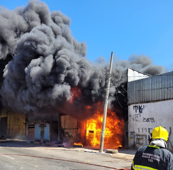 Cerca de 100 mil litros de água foram utilizados para conter as chamas Bombeiros MG