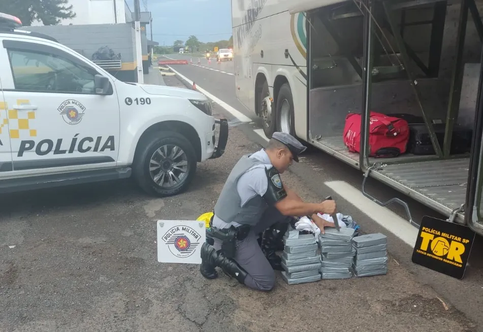 A droga estava dividida em duas malas