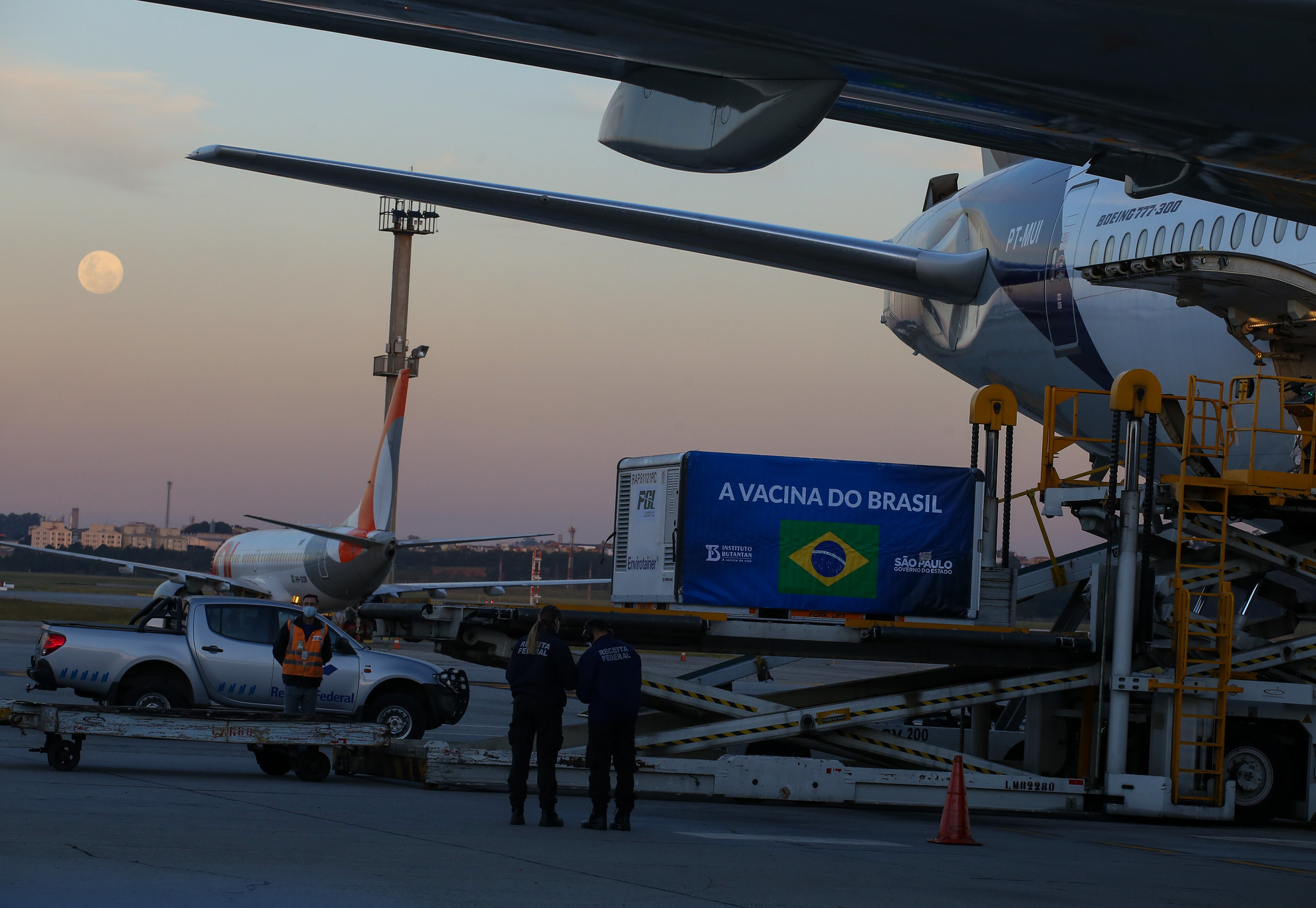 O voo que trouxe os 3 mil litros da China chegou hoje à tarde Foto: Reprodução/Governo de SP