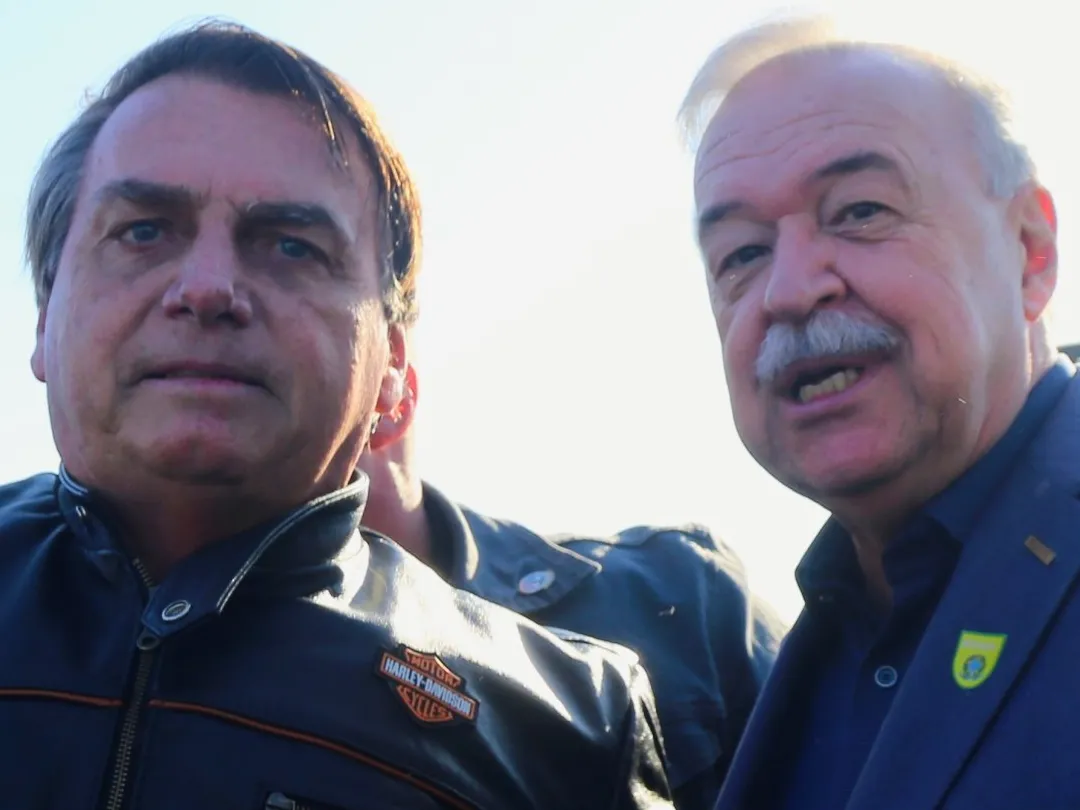 Na imagem, Jair Bolsonaro aparece ao lado do presidente da Fiergs, Gilberto Porcello Petry