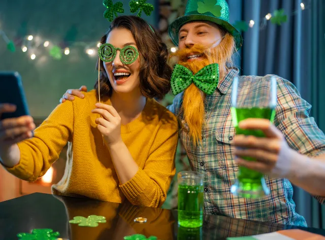Cerveja verde faz parte das celebrações do feriado; saiba mais
