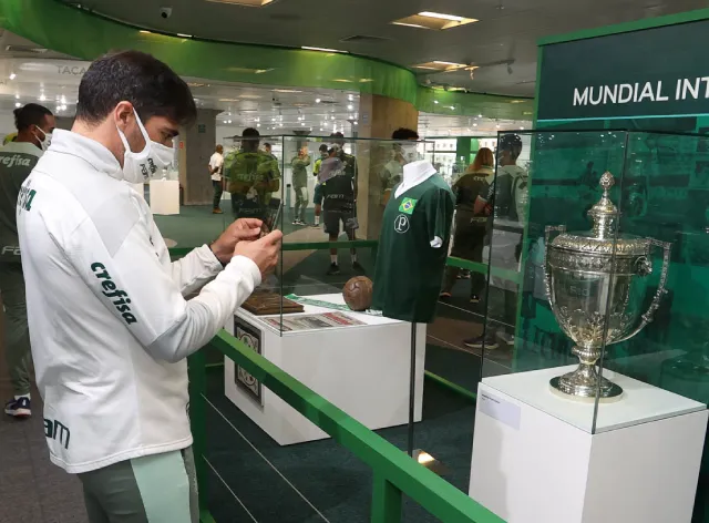 O técnico Abel Ferreira, do Palmeiras, durante visita à Sala de Troféus, na arena Allianz