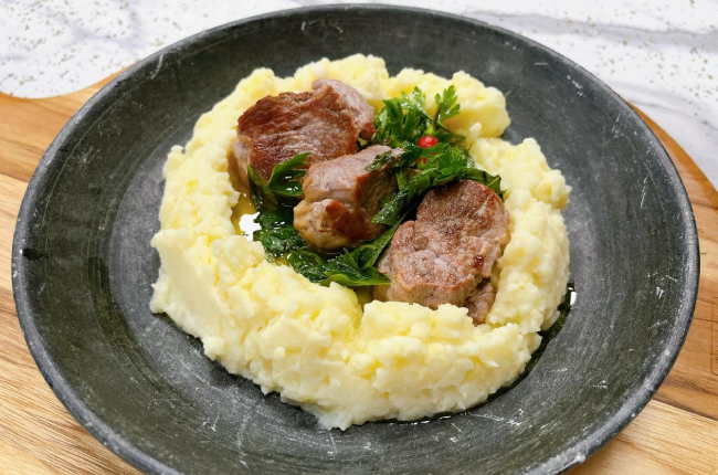 Filé mignon suíno com purê de batata e salsa verde rústica | Band Receitas