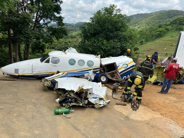 Avião acidentado que levava Marília Mendonça foi puxar por um quindaste até uma área plana antes de ser levado para o Rio.