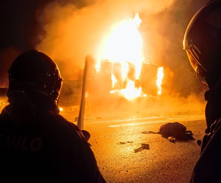 Caminhão pega fogo em Jacareí Divulgação/Corpo de Bombeiros