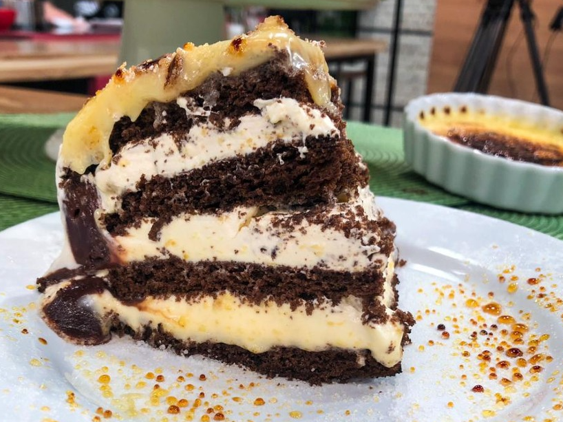 Bolo de chocolate recheado com crème brûlée Melhor da Tarde