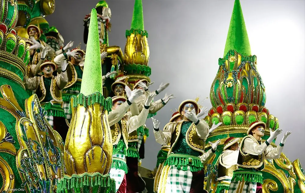 Desfile das escolas de samba acontecem em abril