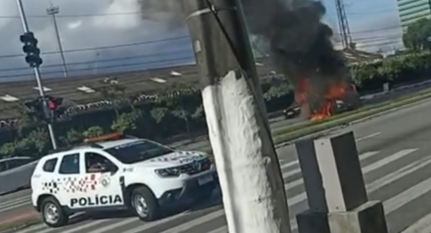 Tentativa de resgate de presos termina em tiroteio e carro em chamas em Santos Reprodução