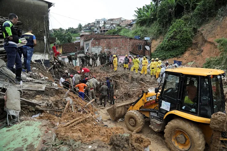 Chuva dificulta terceiro dia de buscas por desaparecidos em Pernambuco