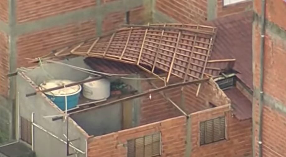 Chuva forte e ventos tiram telhados de casas na região de Barueri