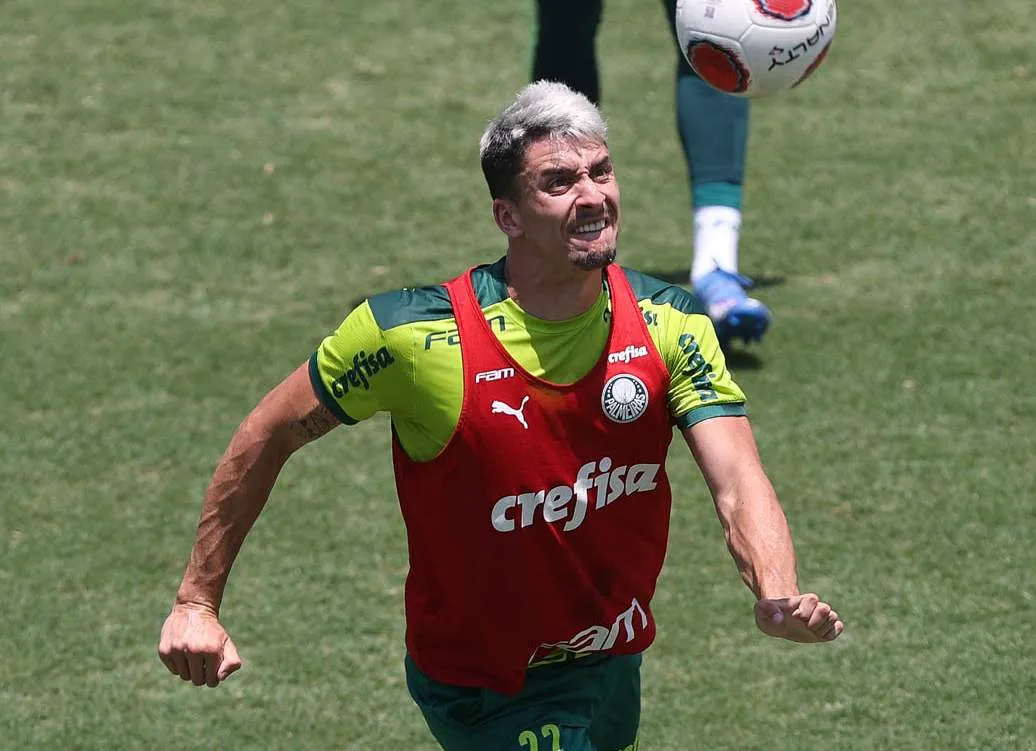 Piquerez durante treino do Palmeiras