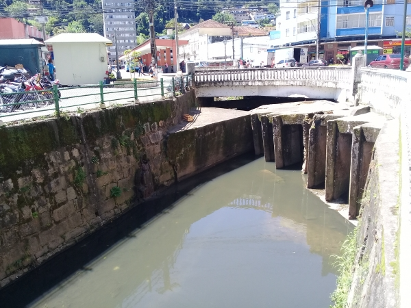 Túnel Extravasor, em Petrópolis, aguarda por obras de reparos