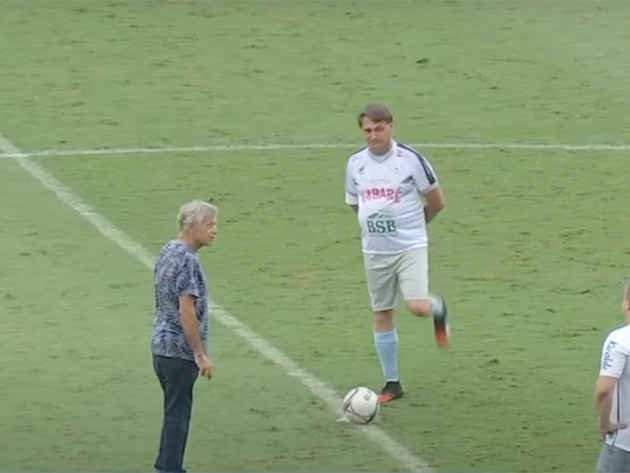 Jair Bolsonaro participa de partida de futebol na Vila Belmiro