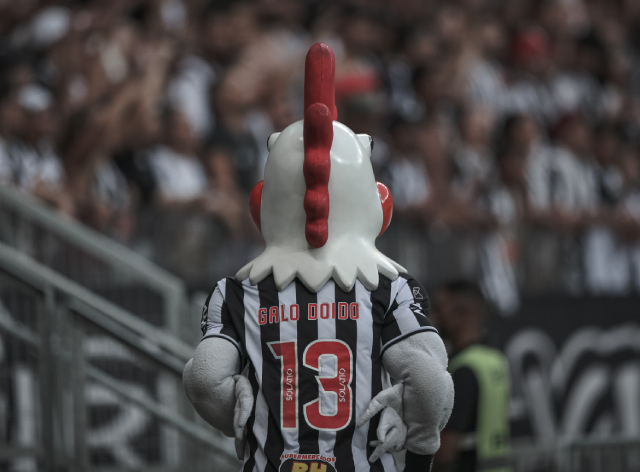 Mascote do Atlético-MG é suspenso após correr atrás de jogadores do Cruzeiro Pedro Souza / Atlético