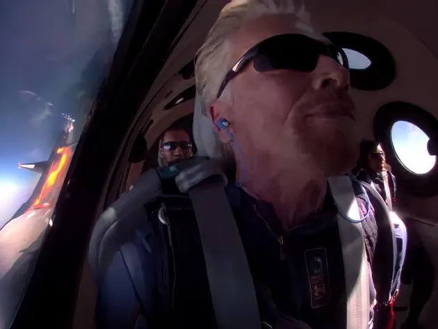 Bilionário Richard Branson decola em viagem experimental ao espaço a bordo do foguete da sua própria empresa