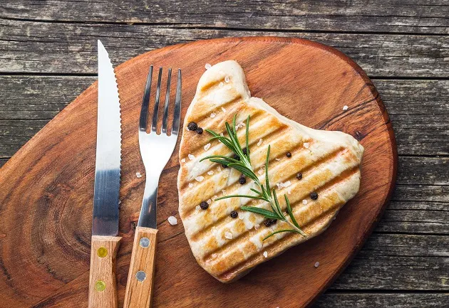 Quer incrementar o filé de atum grelhado? Sirva com purê de abacate e wasabi