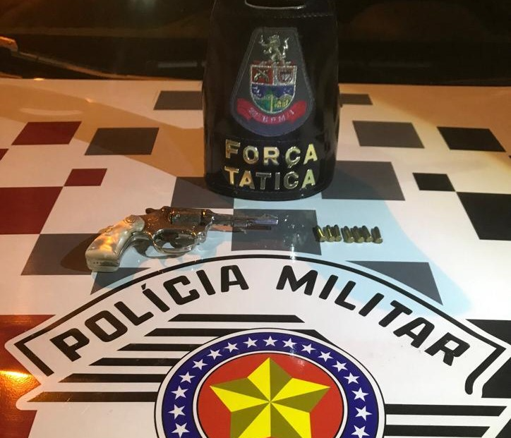 Arma e seis munições foram apreendidas Divulgação/Polícia Militar