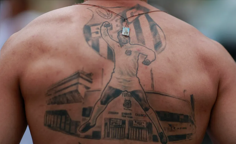 Fã tatua imagem de Pelé nas costas e viaja cinco horas até o velório