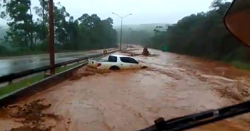 Transbordamento de dique em Minas Gerais deixa um ferido