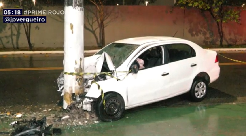 Homem bate carro em poste após matar namorada em SP