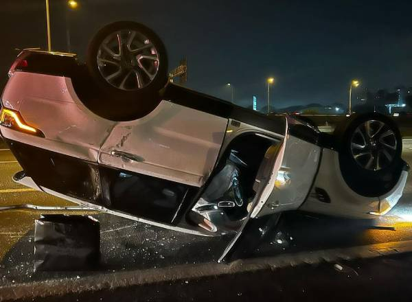 Paula Fernandes sofre acidente de carro e mostra o veículo capotado. Reprodução/Instagram