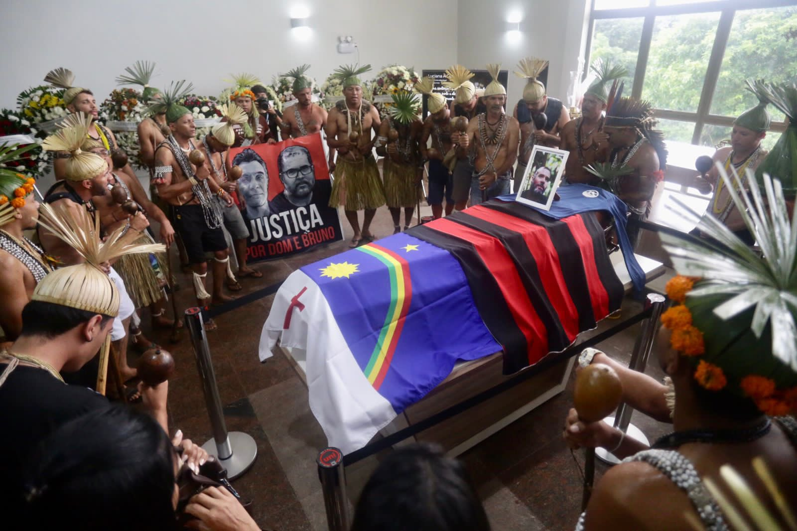 Familiares e admiradores se despedem de indigenista Bruno Pereira, morto no AM
