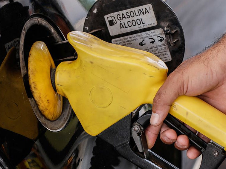 Litro da gasolina já é encontrado por mais de R$ 7 em 20 estados brasileiros, aponta ANP