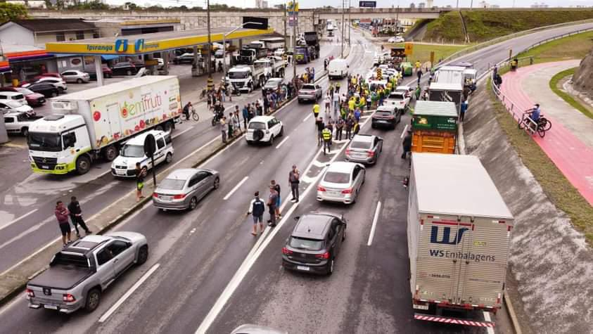 Veja imagens do bloqueio à Rodovia dos Tamoios em Caraguatatuba  Beto Silva