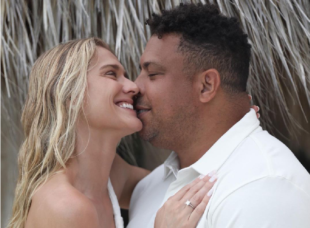 Ronaldo pediu Celina Locks em casamento Reprodução