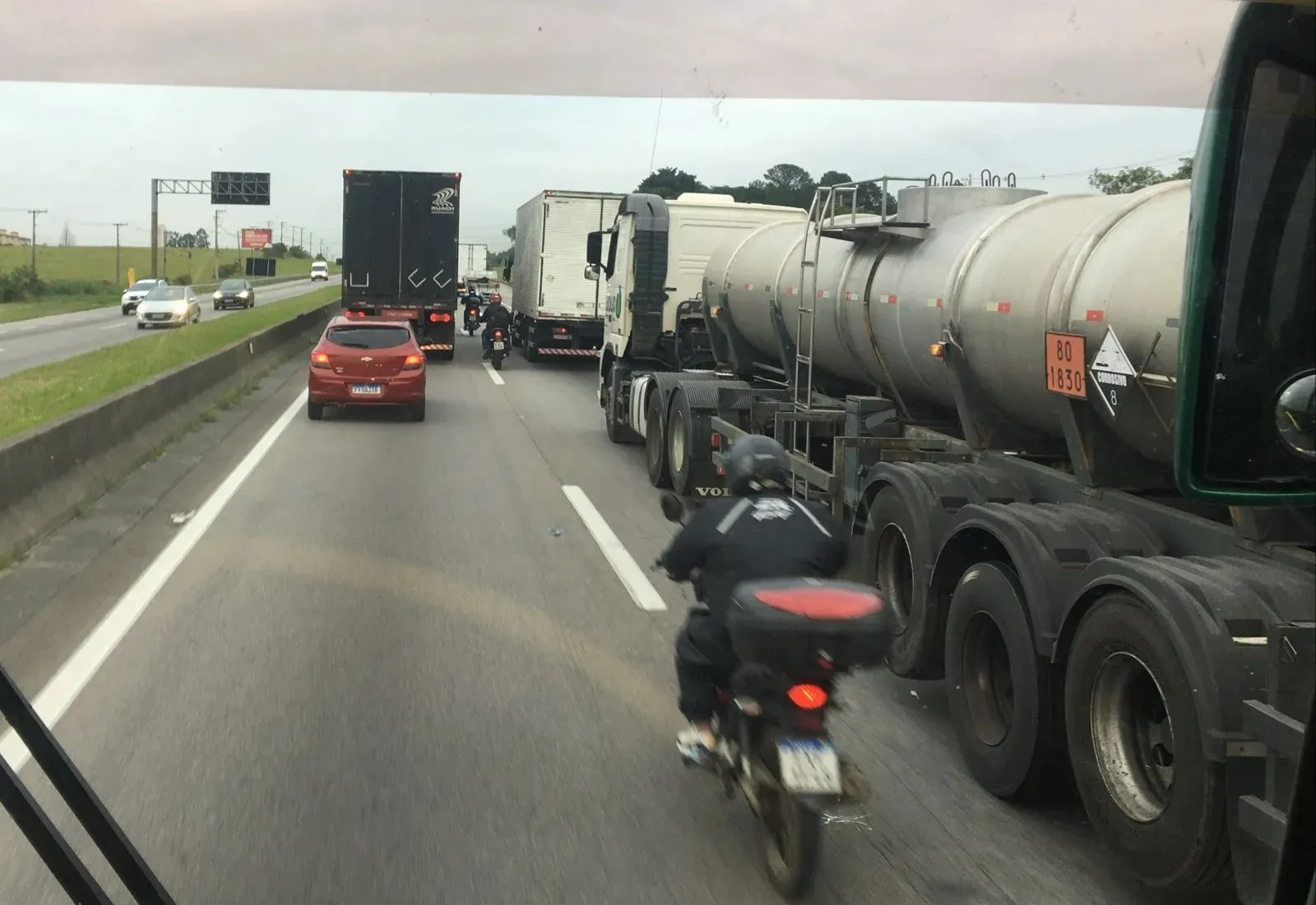 Dois acidentes no km 146 da Dutra são registrados em São José dos Campos  Leandro Oliveira / Band Vale