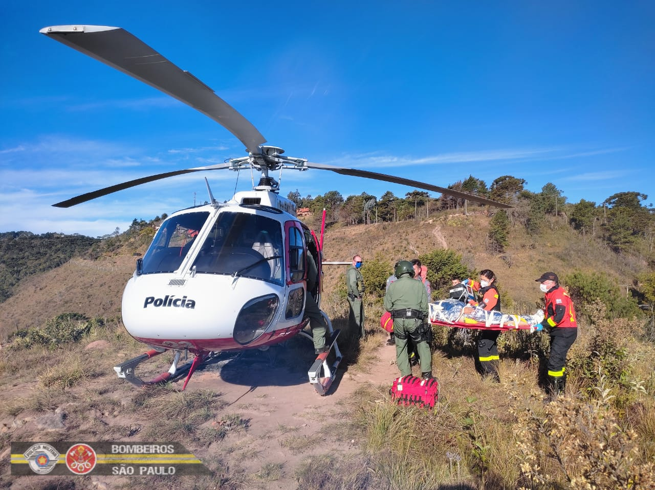 Motorista fica ferido após carro cair de ribanceira em Campos do Jordão Divulgação/Corpo de Bombeiros