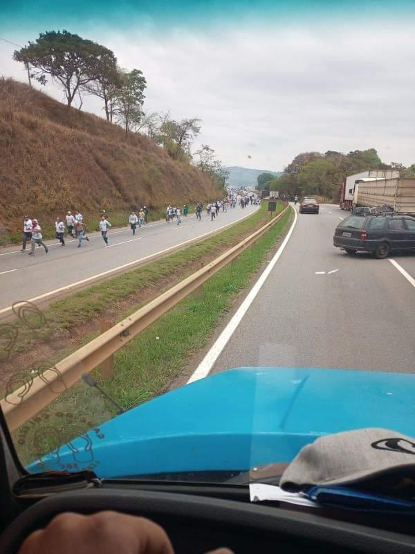 Imagens mostram os integrantes das torcidas com pedaços de pau, facões e barras de ferro Redes sociais