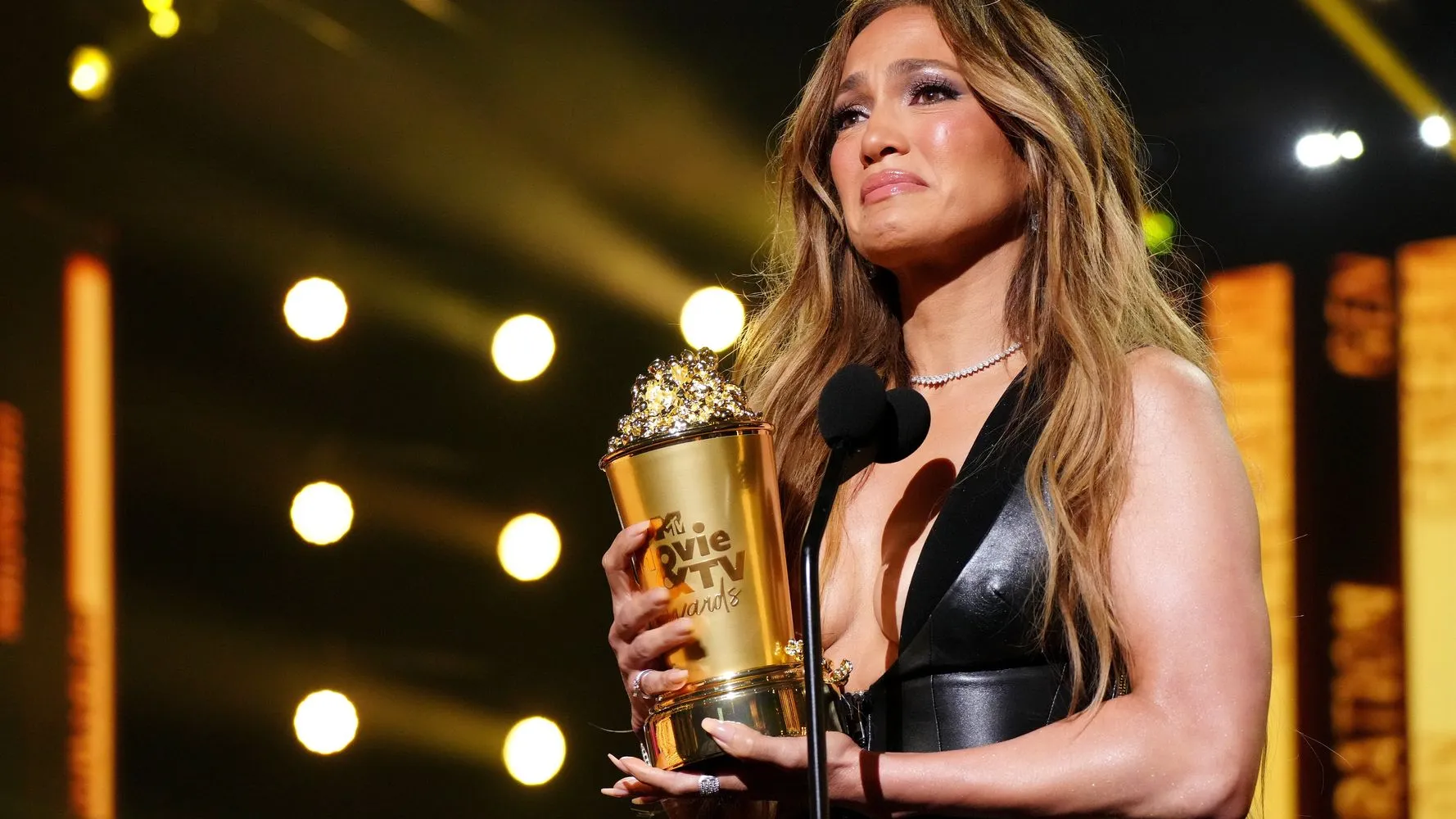 JLo se emociona em seu discurso em agradecimento ao “Prêmio da Geração”