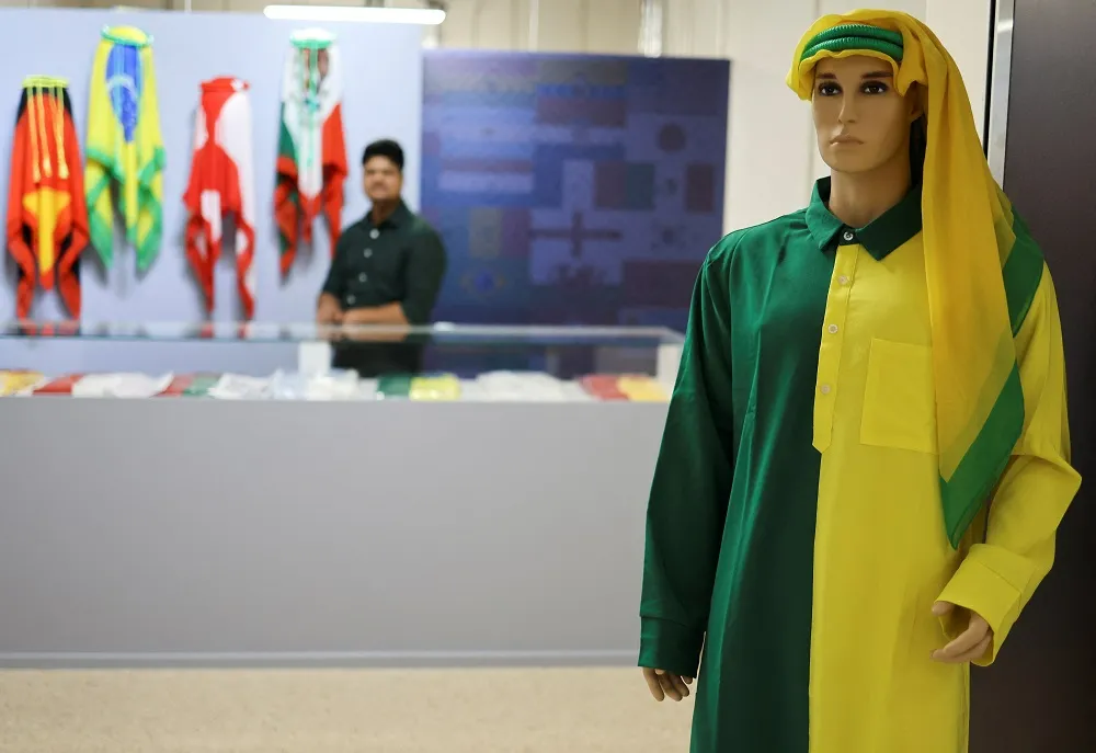 Traje típico árabe com as cores da bandeira brasileira é exibida em loja no Catar
