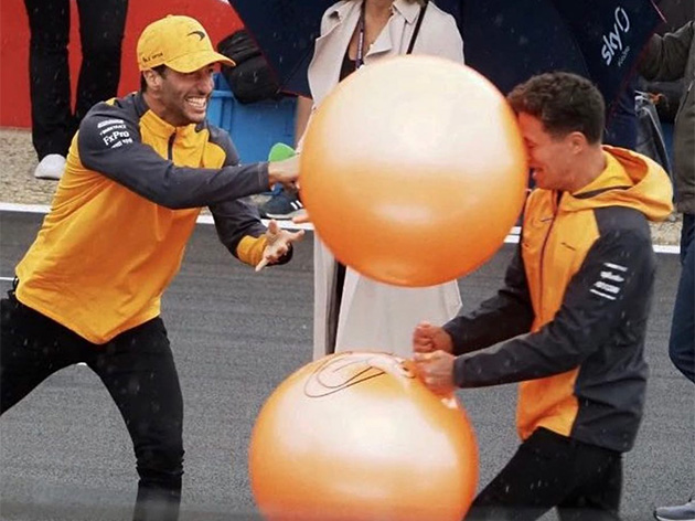 Ricciardo acerta Norris e brincadeira da dupla termina em risada em Silverstone