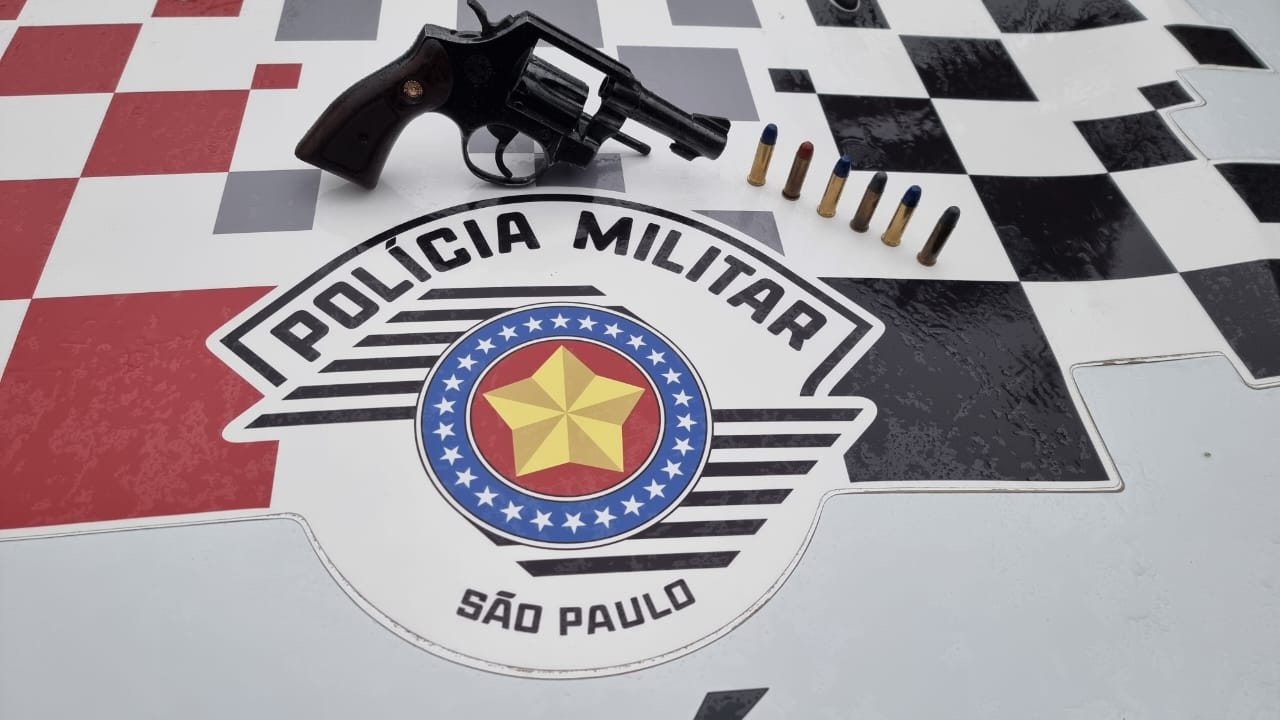 A arma de fogo foi apreendida pela Polícia Militar Divulgação/ PM