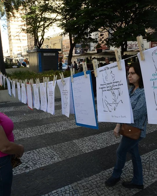 Poesias e haicais em varal na Praça Guilherme de Almeida, em frente ao Palácio da Justiça
