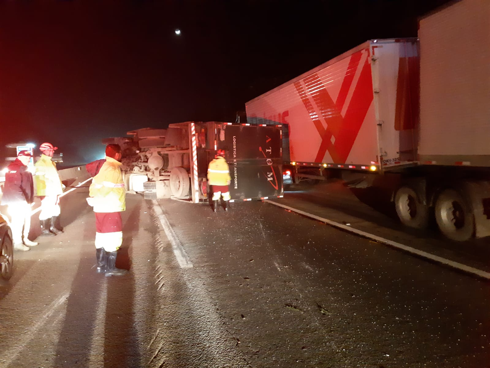 Caminhão tombou na Rodovia Presidente Dutra Reprodução/ Polícia Rodoviária Federal 