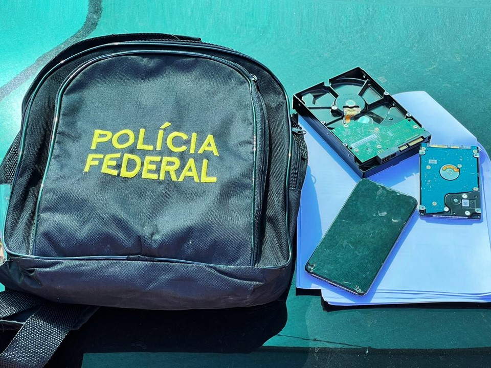 Populares agrediram os suspeitos após o carro bater em um poste Polícia Federal